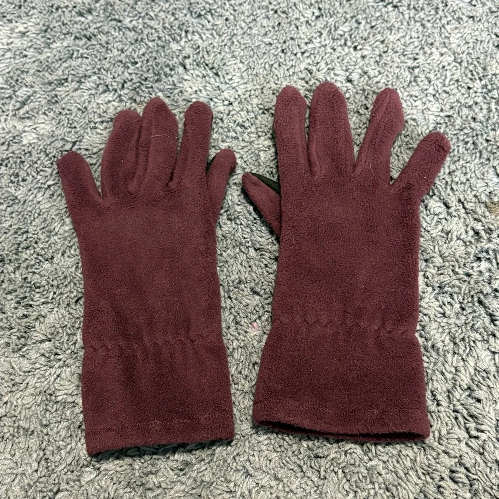 NWOT deep purple gloves with textable index fingers and thumbs